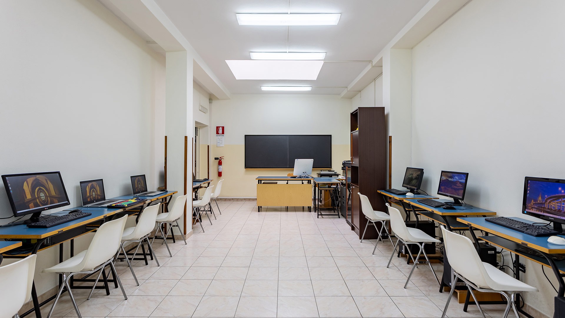 Aula informatica scuola Madre Camilla Gritti a Carbonia